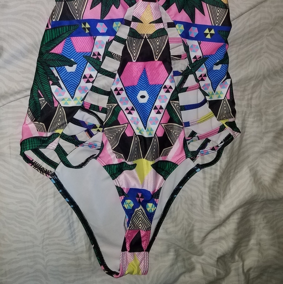 Geometric One piece - Picture 3 of 5